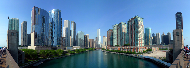 20090524_Buildings_along_Chicago_River_line_the_south_border_of_the_Near_North_Side_and_Streeterville_and_the_north_border_of_Chicago_Loop,_Lakeshore_East_and_Illinois_Center